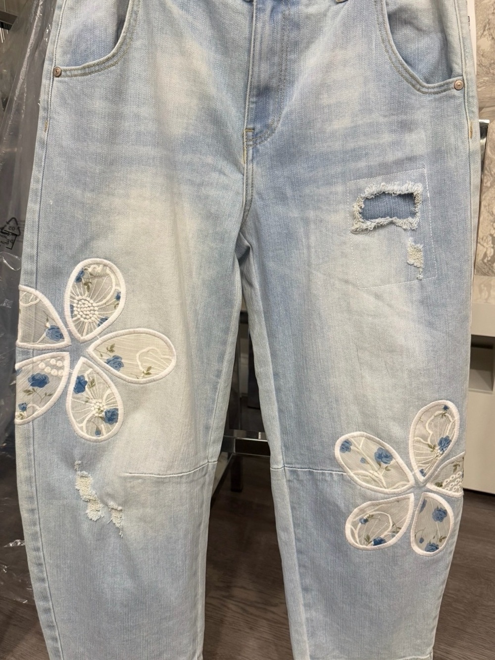 Light Blue Floral Appliqué Cropped Women’s Jeans